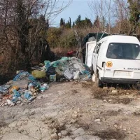 V okolico Portoroža je nekdo odložil gradbeni material, plastične vrečke in druge odpadke, pa tudi odslužen kombi