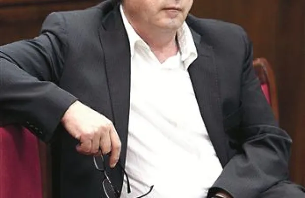 Marjan Mikuž: “Tožilstvo nenavadno trmoglavi in trdi, da je pooblastilo Stojkovićeve morda tista bianco podpisana listina na pokrovu avta. Pa kaj bova obsojena, da sva morda storila poslovno goljufijo?”