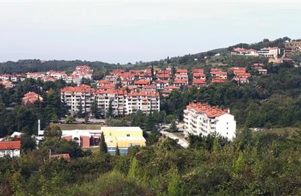 Nekateri Ankarančani bi  svoje nepremičnine dopolnili z nakupom manjših funkcionalnih zemljišč, a zaradi odločbe ustavnega sodišča tega ne morejo storiti