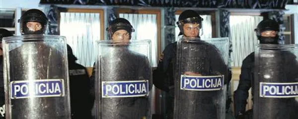 Policija varuje parlament pred razjarjenim ljudstvom