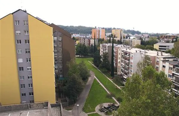 V blokovskih naseljih v mestnem središču beležijo večje število dnevnih vlomov v stanovanja