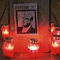 Okoli 1000 mirnih protestnikov na novogori&scaron;kem Bevkovem trgu