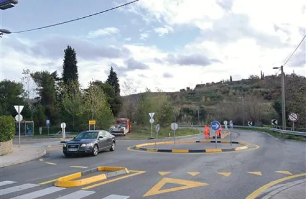 Včeraj so  delavci CPK dodatno označevali krožišče na  izolski obvoznici in cesti, ki vodi iz novejšega dela Jagodja (levo) v stari del (desno)     