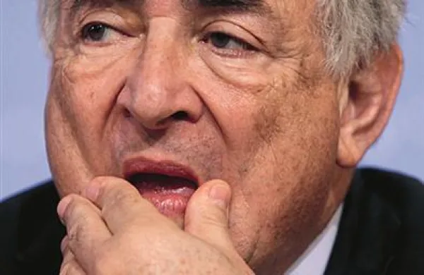Nekdanji generalni direktor Mednarodnega denarnega sklada (IMF) Dominique Strauss-Kahn in sobarica newyorškega hotela, ki ga je lani obtožila spolnega napada, sta se, kot kaže, dogovorila za zunajsodno poravnavo