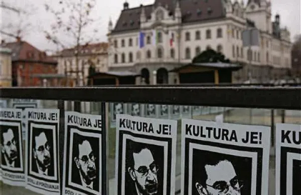 V izgredih več po&scaron;kodovanih in več pridržanih