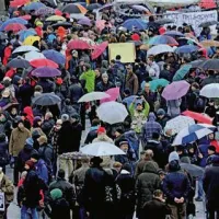 V izgredih več po&scaron;kodovanih in več pridržanih