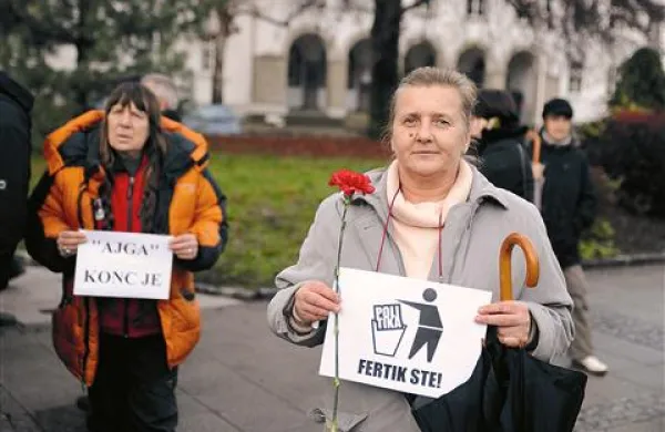 S cvetjem kot znamenjem miroljubnosti so se protestov včeraj že udeleževali Kranjčani