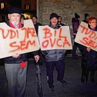 V Kopru okoli tristo protestnikov
