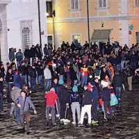 Na Titovem trgu se je zbralo okoli 300 ljudi, ki pa so na mrazu zdržali le kratek čas