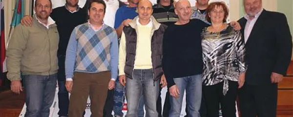   Črto pod 1. Rally Nova Gorica so skupaj z organizatorji pomagali povleči tudi nekateri nastopajoči. Med njimi je bil tudi absolutno drugouvrščeni Morris Grudina (prvi z leve v zgornji vrsti)  z italijanskega dela Goriških brd.