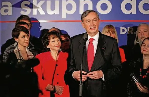Aktualni predsednik in predsedniški kandidat Danilo Türk je po objavi izidov vzporednih volitev za zmago čestital Borutu Pahorju