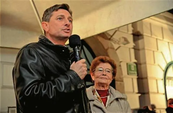 Pahorjeva mama Iva Pahor Martelanc je ob objavi rezultatov vzporednih volitev dejala, da je presrečna, da mu je uspelo