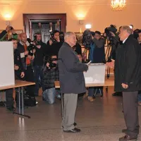 Predsednik volilne komisije Andrej Orel (desno) je uspel pomiriti zmedenega volilca