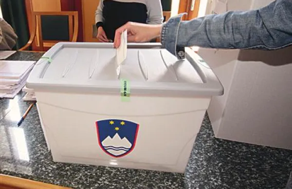 Na inšpektoratu za notranje zadeve so od začetka volilnega molka v soboto opolnoči do danes do 17.20 prejeli 41 prijav domnevnih kršitev volilnega molka ob današnjih predsedniških volitvah