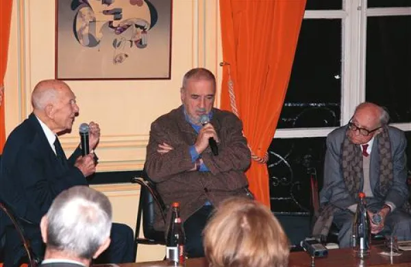 V Parizu sta se v petek  srečala Stéphane Hessel in Boris Pahor, ki sta se v poldrugi uri pogovora, poimenovanega Dialog o stoletjih, pogovarjala tudi o današnjem času