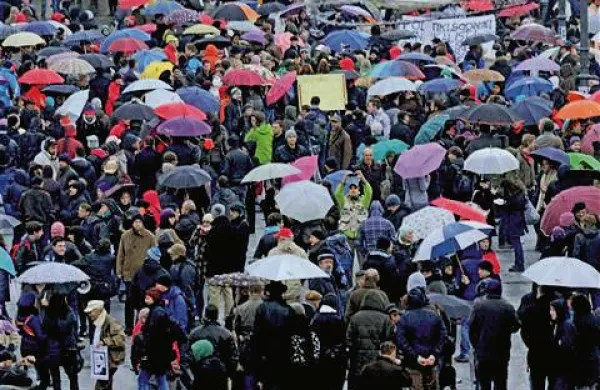 V petek so protesti potekali po več krajih po Sloveniji, samo v Ljubljani pa so se sprevrgli v nasilne izgrede