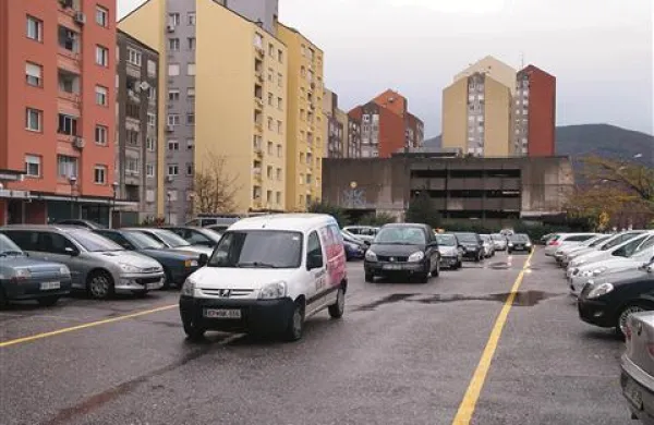 Ko bo projekt urejanja intervencijskih poti končan, po sredini parkirišč (kot na fotografiji iz središča mesta) ne bo več dovoljeno parkirati