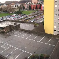 Parkirna mesta na vrhu obeh garažnih hiš v Ulici Gradnikove brigade so ves čas prosta