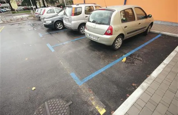 Pred vrtcem so vidni le še ostanki parkirnega mesta za invalide