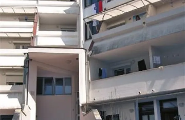 Zaradi kroničnega pomanjkanja ležišč v študentskih domovih je bivanjska problematika študentov, sploh na območju Univerze na Primorskem (UP), zelo zaskrbljujoča. Na fotografiji Študentski dom Korotan v Portorožu.