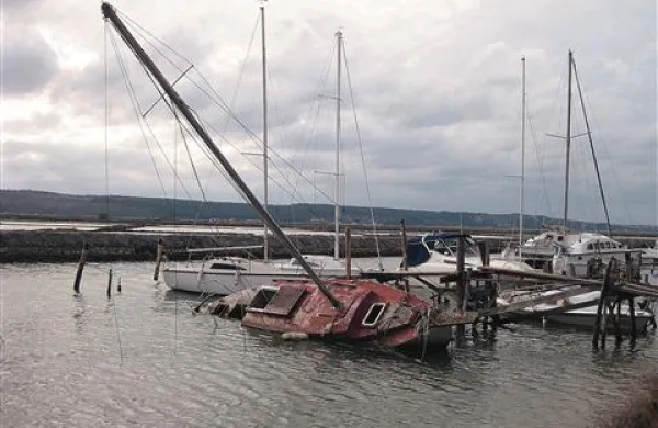 Lastniki so očitno pozabili  na marsikatero plovilo v Jernejevem kanalu