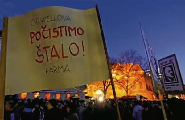 V Mariboru za zdaj mirno protestira več tisoč ljudi, ki se premikajo proti Rotovžu