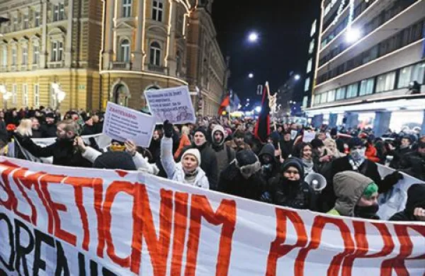 Protesti v Ljubljani se selijo pred parlament, kjer se je že zbralo nekaj tisoč protestnikov