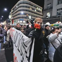 Kolona 3000 protestnikov, ki je krožila po ljubljanskih ulicah, se odpravlja proti parlamentu oziroma trgu republike