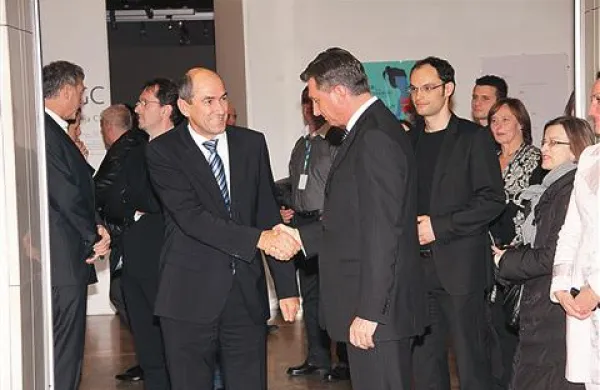 Janez Janša je Boruta Pahorja pohvalil, da je v kampanji govoril tudi nepopularne stvari, pa je vseeno pridobil  dovolj volilcev za zmago 