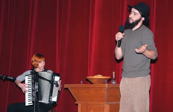 Duo Bakalina, pevec Jani Kutin in  Renata Lapanja na harmoniki, je predstavil nekaj iskrivih skladb, ki jih “bio pop” zasedba črpa iz vsakdanjega kmečkega življenja. Kar pa ne pomeni, da nista družbeno kritična. Pa še kako! Kdor prisluhne njuni Bandi kravatarski, bolje razume,  kaj vse je izzvalo minule proteste.    