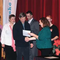  Drugouvrščena Gledališka skupina Globočak s Kambreškega z Miranom Melinkom na čelu je nagrado prejela iz rok odgovorne urednice Vesne Humar, čestital pa jim je tudi direktor Primorskih novic Leon Horvatič (desno)