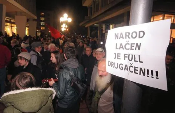 Val protestov v Sloveniji se nadaljuje
