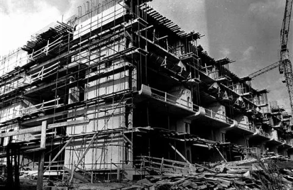 Tako so gradili A stavbo izolske bolnišnice - posnetek je iz avgusta leta 1976