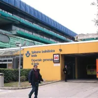 Vhod v SBI ob privozu za rešilce je stranski vhod, a glavnega z južne strani morajo še urediti