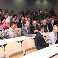 30. obletnico preselitve kirurgije v sedanjo stavbo SBI so se poleg ministra Tomaža Gantarja (drugi z leve) udeležili tudi številni gosti in sedanji ter nekdanji zaposleni 