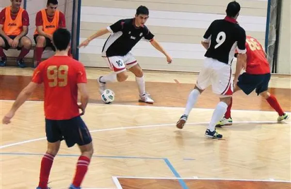 Obračun primorskih predstavnikov  v drugoligaški malonogometni konkurenci je pripadel Ajdovcem (v rdečih dresih) z 2:1