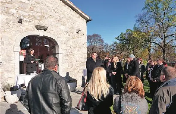 Novo strategijo razvoja Lipice je lipiško vodstvo včeraj predstavilo tudi drugim deležnikom s Krasa. V Kraški hiši pa so odprli razstavo fotografij Višje strokovne šole Sežana.