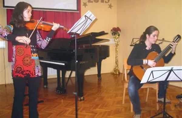 Nastop violinistke Tjaše Klanac, ki jo je na kitari spremljala Tery Žeželj 