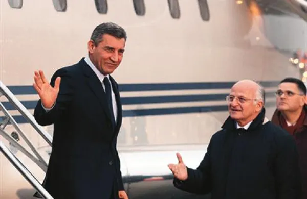 V Beogradu se je danes zbralo več tisoč študentov na demonstracijah proti nedavnim odločitvam haaškega sodišča, ki je bivšega kosovskega premierja Ramusha Haradinaja in hrvaška generala Anteja Gotovino (na fotografiji) in Mladena Markača oprostilo vojnih zločinov