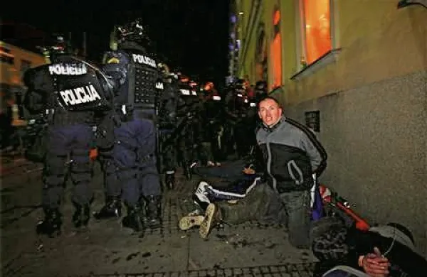 Na ponedeljkovih protestih je bilo oškodovanih  27 policistov, od tega 25 v Mariboru