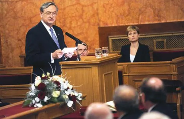 Predsednik republike Danilo Türk je  izpostavil, da so danes slovenske univerze eksistenčno ogrožene bolj kot kadarkoli doslej