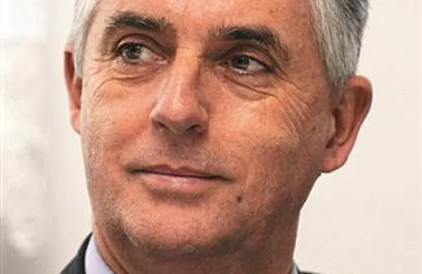 Minister za zdravstvo Tomaž Gantar in direktorji bolnišnic so danes obravnavali finančni položaj v bolnišnicah, katerim letos grozi skupno približno 26 milijonov evrov minusa, ter iskali rešitve za reševanje teh težav