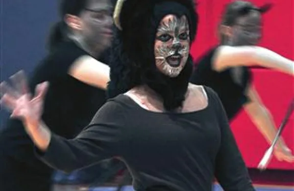 Osrednji del pa je bila mažoretno-dramska predstava, za katero so kostume sešile  Silva Mahnič, Marica Šavli, Cilka Jogan in Karmen Tavčar, sceno pa oblikovali Matej Kocjan, Jernej Godina in Jerica Hlad