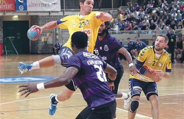 Nikola Manojlović (z žogo) bo kmalu spet na igriščih