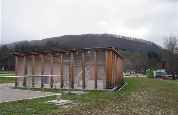 Čistilna naprava Modrej spet obratuje,  kajakaši pa  upajo, da jim poplava ni odnesla  prav vseh možnosti, da bi svoj center vendarle na ustrezen način zgradili   