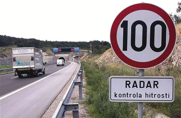 Lastnik avtomobila ni uspel dokazati, da ni on peljal mimo radarja s preveliko hitrostjo 