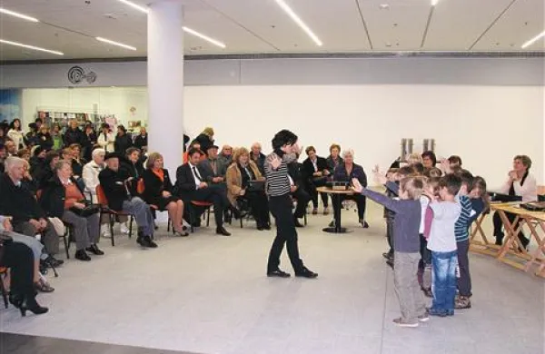 Medgeneracijski utrinek s slovesnosti ob jubileju organizirane pomoči na domu