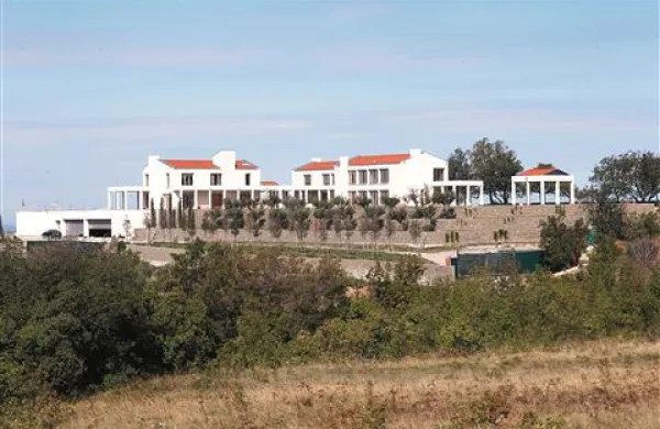 Eno je gotovo: že če bodo turistični kmetiji Bužekijan ali posestvu Mala Seva odstranili podporne zidove in  desni paviljon, ne bo več to, kar je 