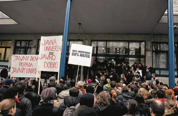 Protesta pred filozofsko fakulteto se je udeležilo približno 400 ljudi