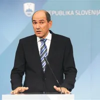 Janša je spremembe politične spremembe napovedal potem, ko je Borutu Pahorju čestital za zmago